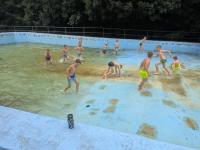 kluci testuji bazen.jpg